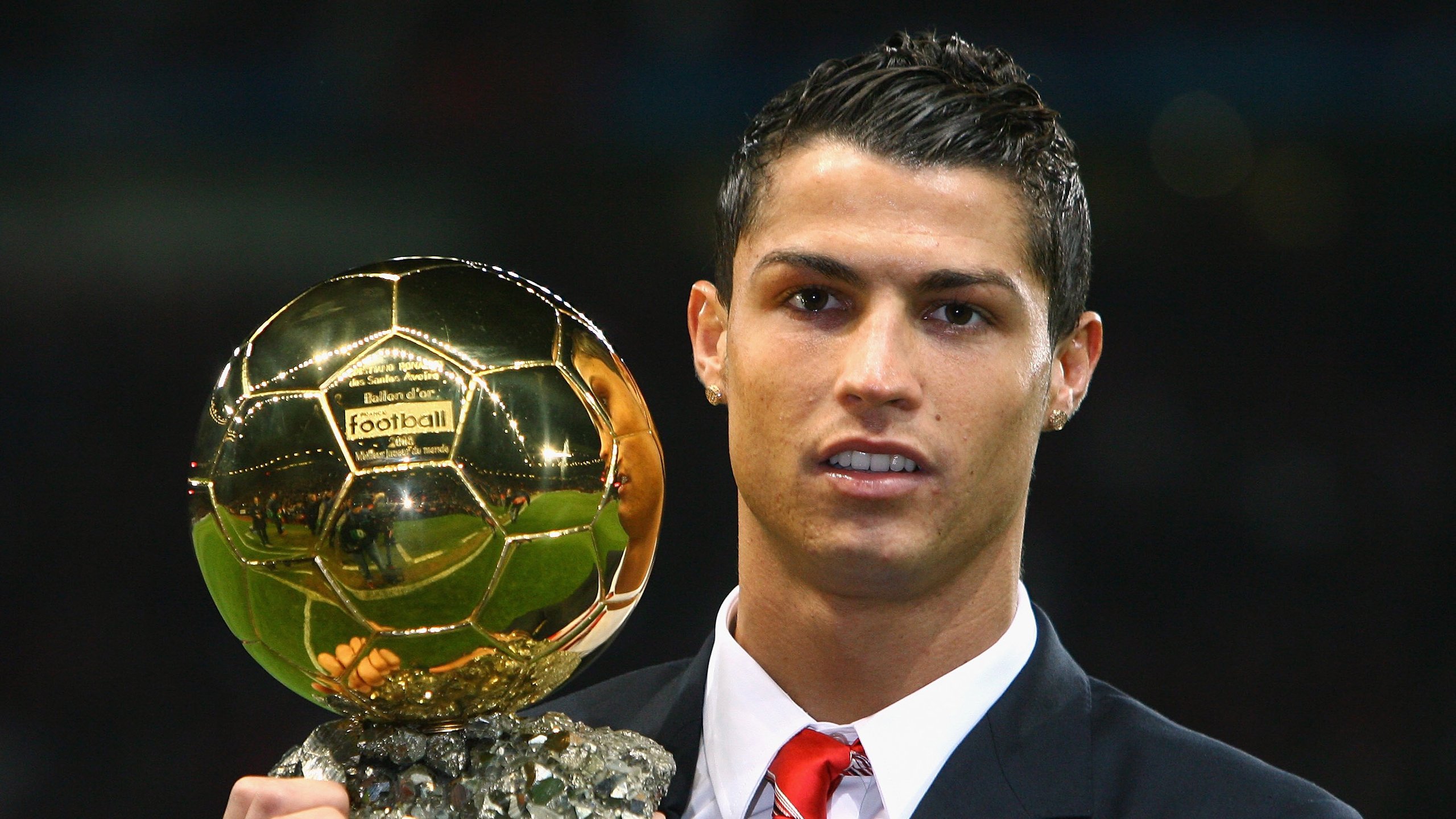 弗赖堡以稳为主巩固后场防线，弗赖堡新球场